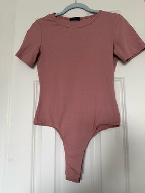 SHEIN Ribbed Short Sleeve Bodysuit in Dusty Pink